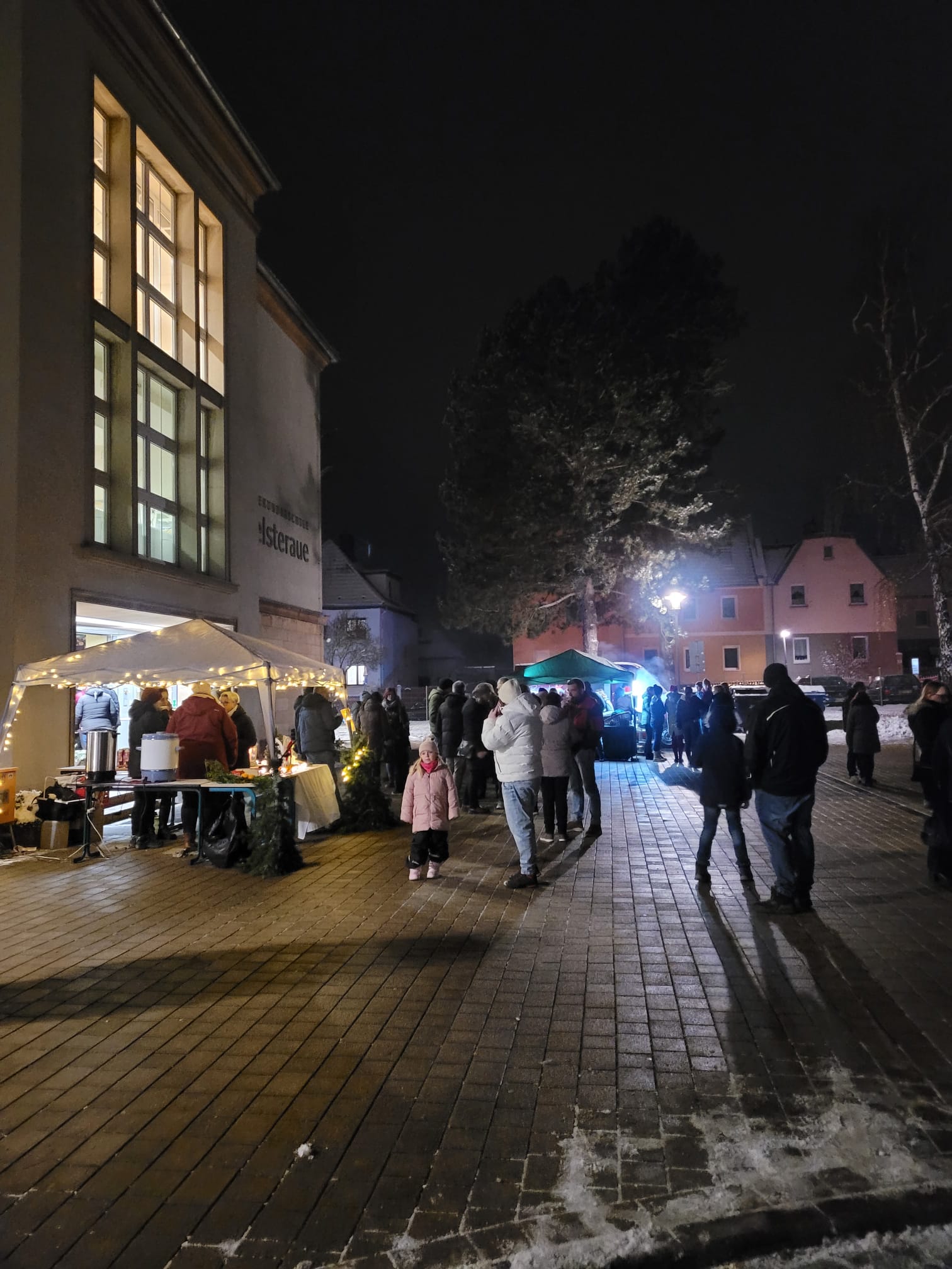 Viele Besucher in und vor der Schule